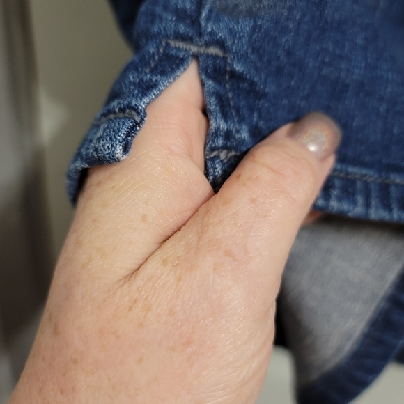 Levi's HIGH RISE WOMEN'S SHORTS MEDIUM WASH - Picture 4 of 6